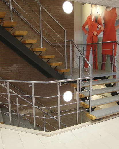 芬洛奥塞总部楼梯间的现代化