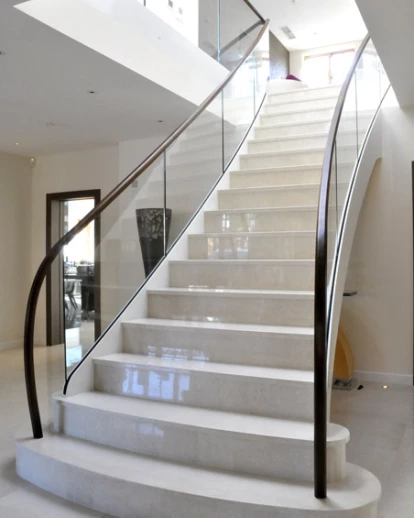 LINKSWAY-由钢、玻璃和大理石建造的楼梯