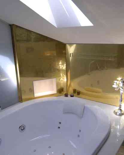 豪华浴室的金色玻璃配件
