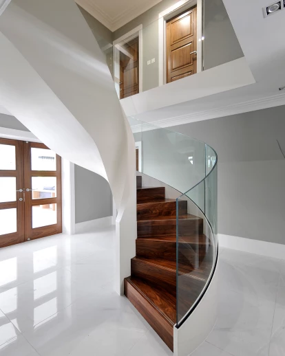 Kersey House-定制的带玻璃栏杆的螺旋楼梯