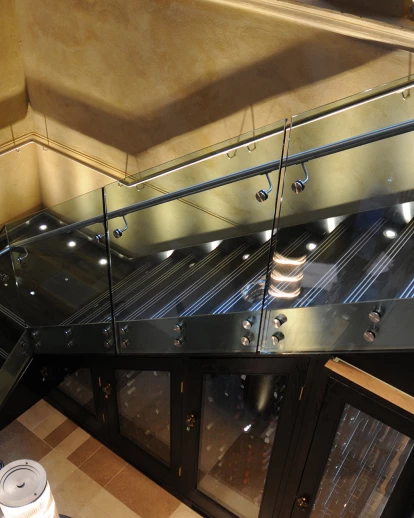 加尔文餐厅-直楼梯，钢化玻璃栏杆