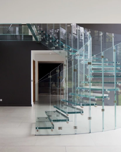 英国萨里豪华项目玻璃楼梯、玻璃楼梯平台和入口入口玻璃立面