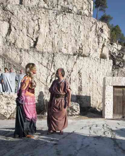 希腊悲剧美狄亚在一个古老的大理石采石场中的场景