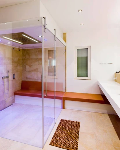 私人浴室中的独立蒸汽浴