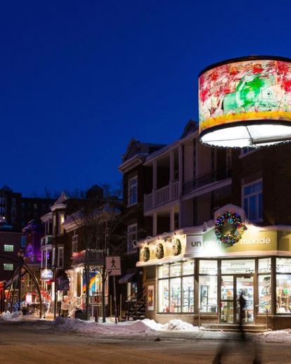 巨型灯罩在魁北克市创造了壮观的城市照明