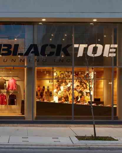 多伦多市中心的黑色脚趾跑步商店