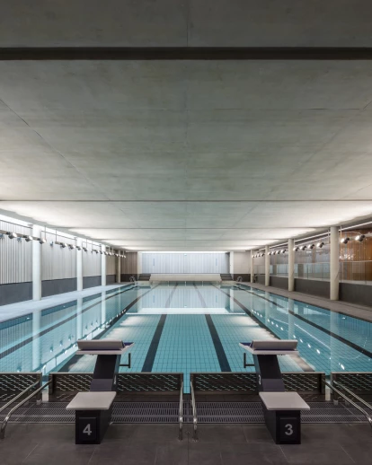 伦敦美国学校的游泳池和健身大楼