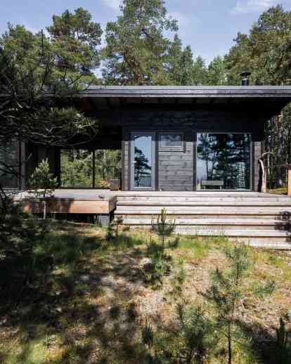 芬兰中部的现代原木别墅