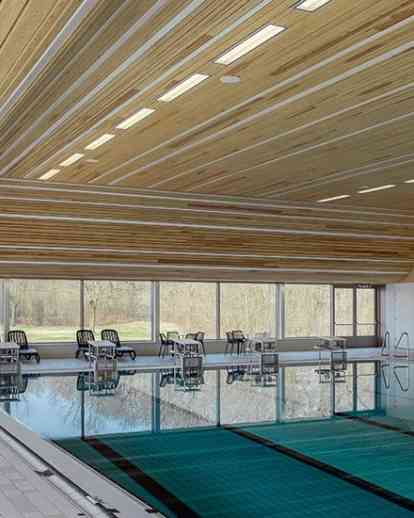 游泳池配有鼓舞人心的实木天花板
