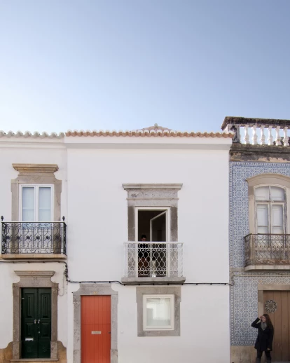 葡萄牙塔维拉的联排别墅翻新。
